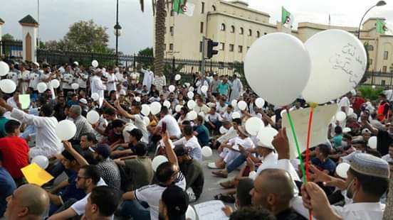 الجلفاويون يخرجون في مسيرة بيضاء صامتة للمطالبة بالرفع التجميد عن مركز محاربة مرضى السرطان