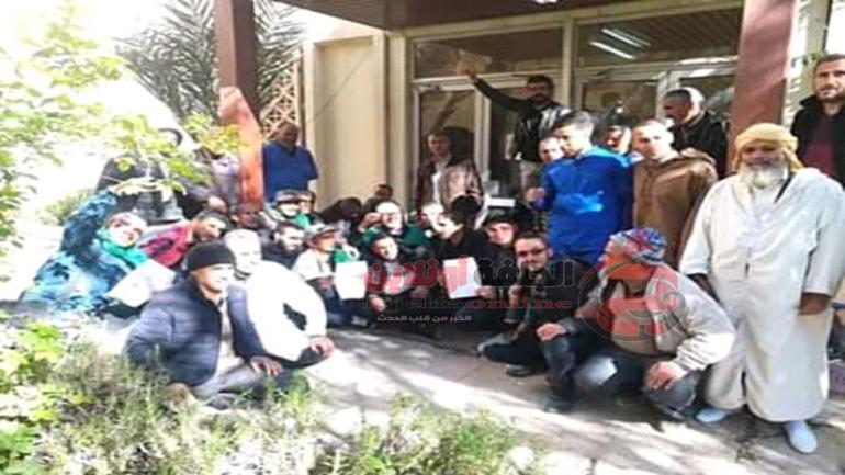عمال ومواطنين يشلون مستشفى مسعد
