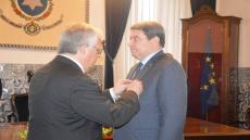 اللواء عبد الغني هامل المدير العام للأمن الوطني، يُقلّد بالميدالية الذهبية للمصالح المتميزة للشرطة البرتغالية.