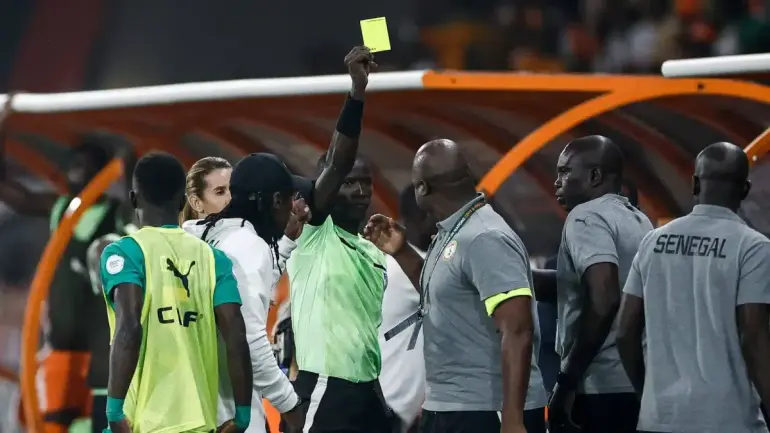 صافرة “آتشو” تعود إلى طريق الخضر… صدفة تحكيمية أم استفزاز متعمد؟