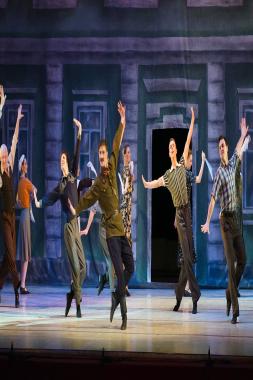 تعود الأوبرا إلى أكاديمية الموسيقى مع تحديث “ريغوليتو” لـ فيردي في ضواحي المدينة