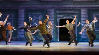 تعود الأوبرا إلى أكاديمية الموسيقى مع تحديث “ريغوليتو” لـ فيردي في ضواحي المدينة