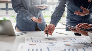 نصيحة الاستثمار البسيطة من وارن بافيت التي هزمت معظم المحترفين لمدة 12 عامًا متتالية: تقرير الصباح