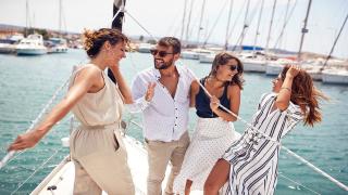 المعتمدة من قبل المشاهير: كل ما تحتاجينه من إلهام للزي الصيفي النيون والزاهي