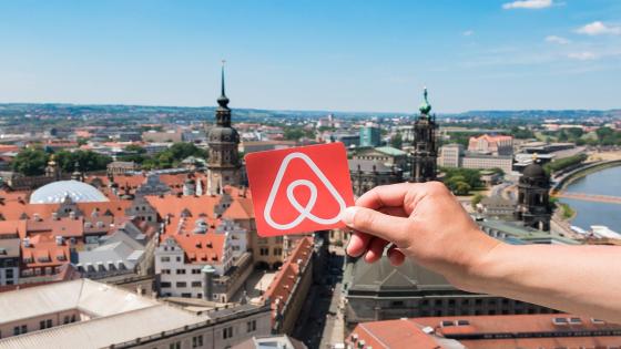 الرئيس التنفيذي لشركة Airbnb يقول إن الموظفين يمكنهم ‘العيش والعمل في أي مكان’ بعد مهن ما بعد الجائحة