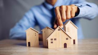 احتمالية انخفاض أسعار المنازل التي تؤثر على سوق الإسكان المحلي، عبر مخطط تفاعلي