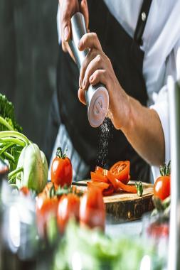 كبار الطهاة والأصدقاء يكرمون الشيف الموهوب الراحل لفندق براون في لويزفيل بصفته ثوريًا