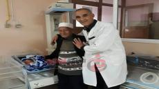 شيخ في 75 وزوجته 47 سنة تلد أول مولود لها وكما يقال الصبر مفتاح الفرج.